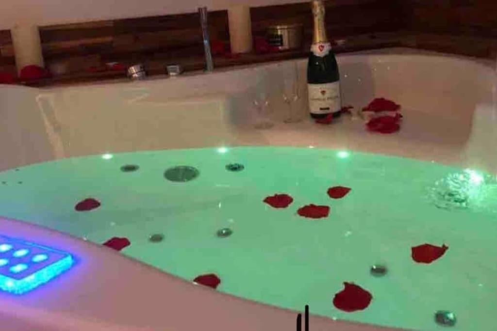 Sejour Detente Au Coeur De Macon Spa,Cine,Bouteille Offerte ภายนอก รูปภาพ